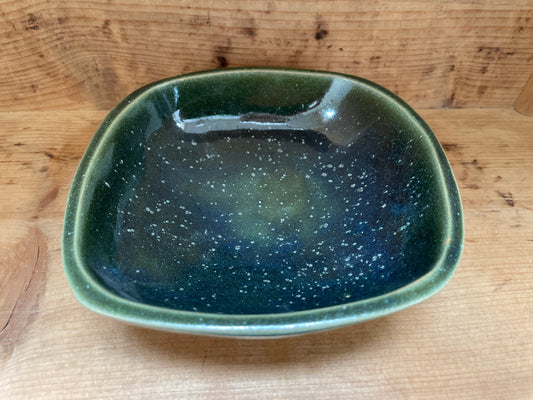 Blank grøn kvadratisk skål