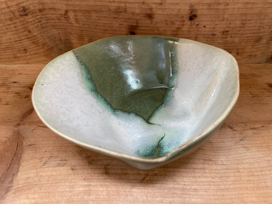 Blank grøn og hvid unika skål