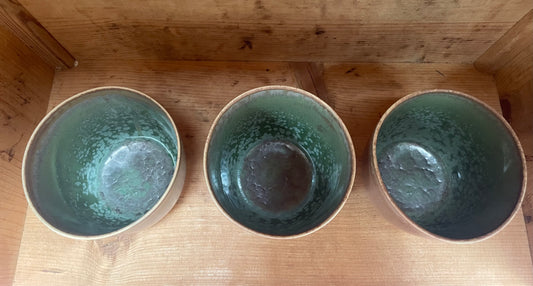 Lille håndglaseret kobbergrønt krus