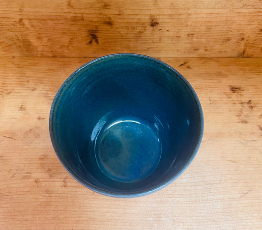 Lille håndglaseret havblåt krus