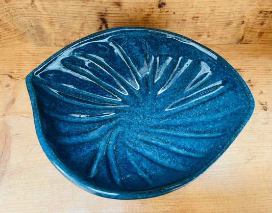 Havblå unika skål med skraveringer