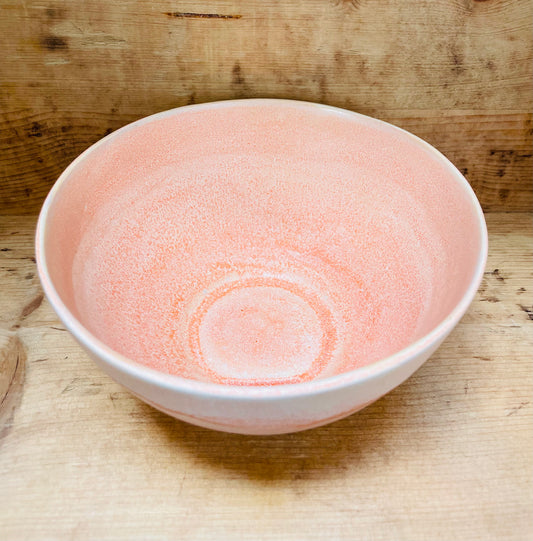 Koralfarvet støbt spiseskål