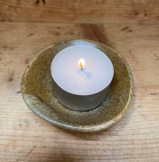 Sandfarvet fyrfadslys skål