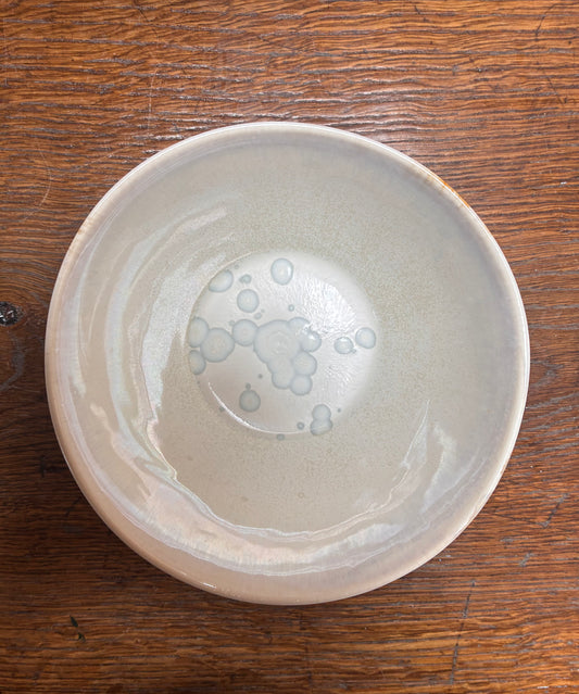 Unik håndmalet rustrød og krystalhvid spiseskål