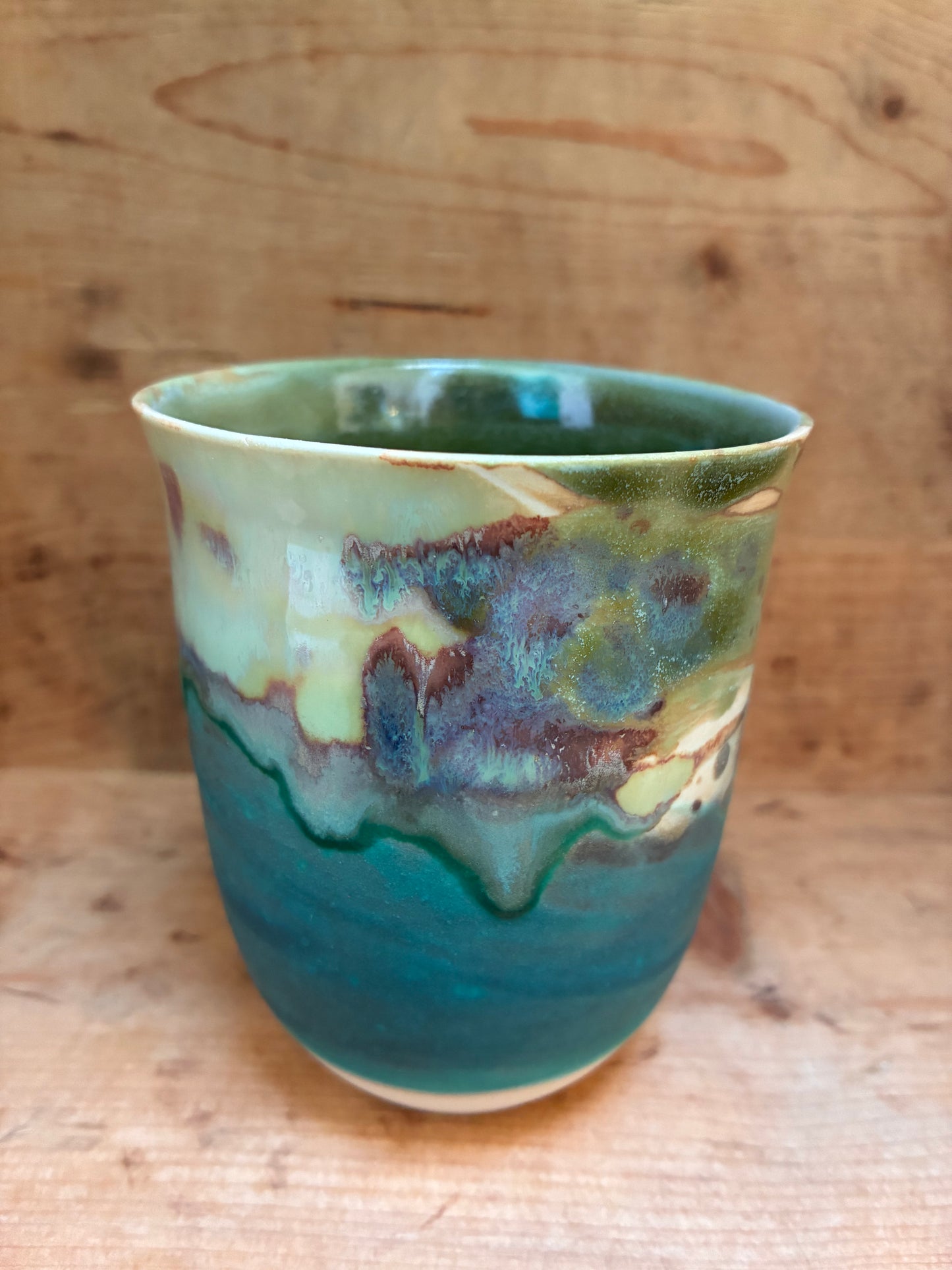 Unikt stort håndmalet landskabskrus