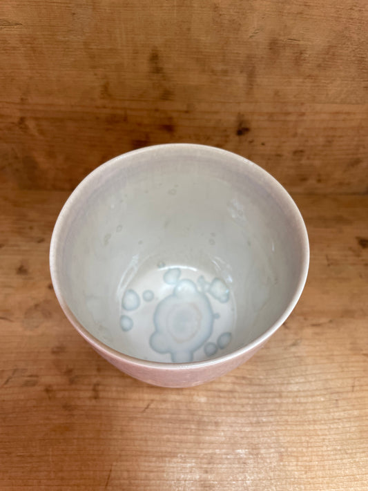 Lille håndglaseret krystalhvidt krus