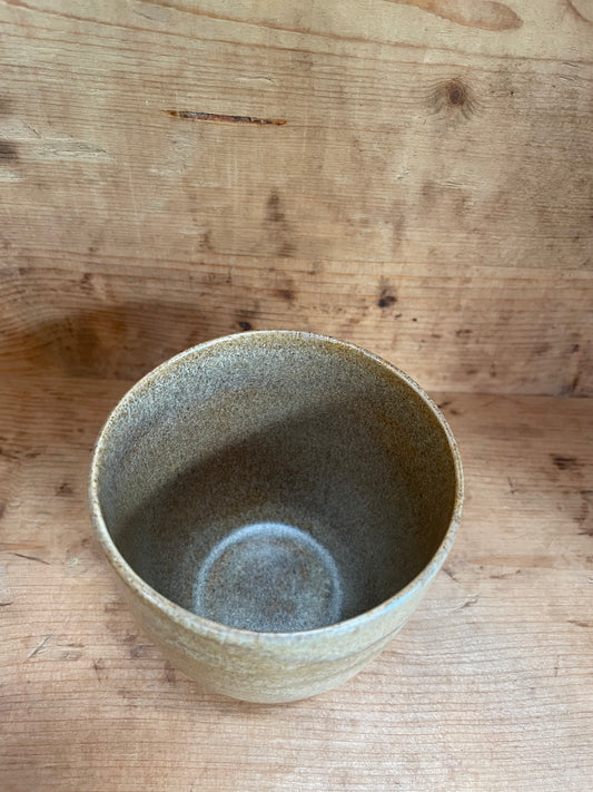 Sandfarvet lille krus