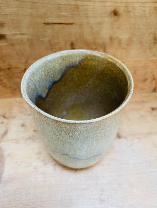 Unikt sandfarvet stort krus