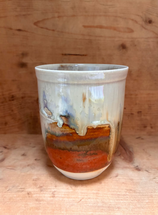 Unikt håndmalet landskabskrus