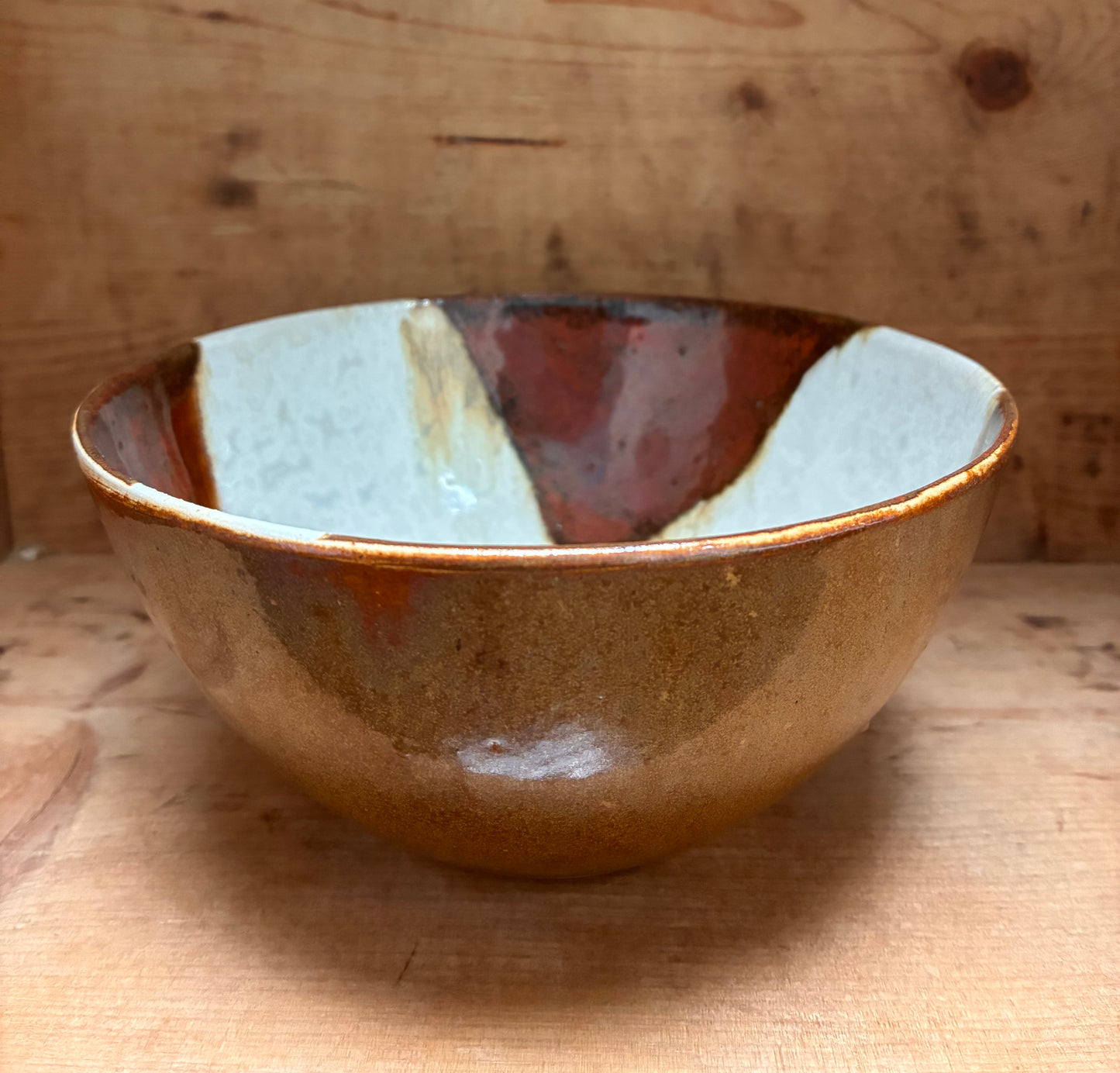 Unik håndmalet brun og hvid spiseskål