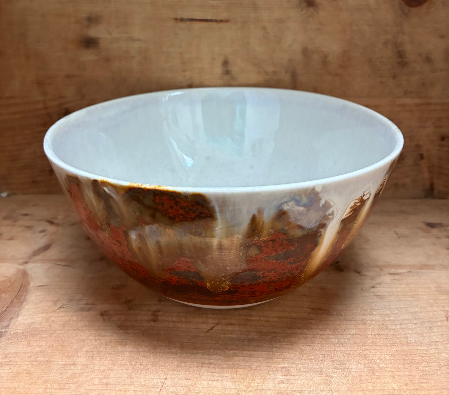 Unik håndmalet rustrød og krystalhvid spiseskål