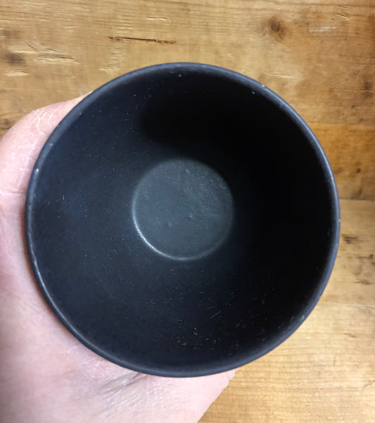 Håndmalet lille krus -mat sort