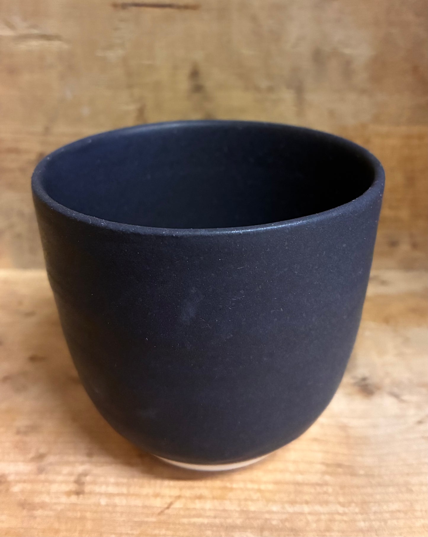 Håndmalet lille krus -mat sort