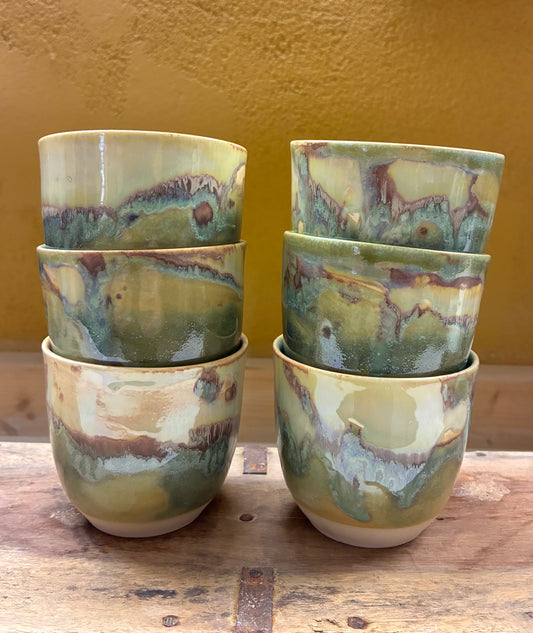 Unikt håndmalet lille krus -Forårs landskab