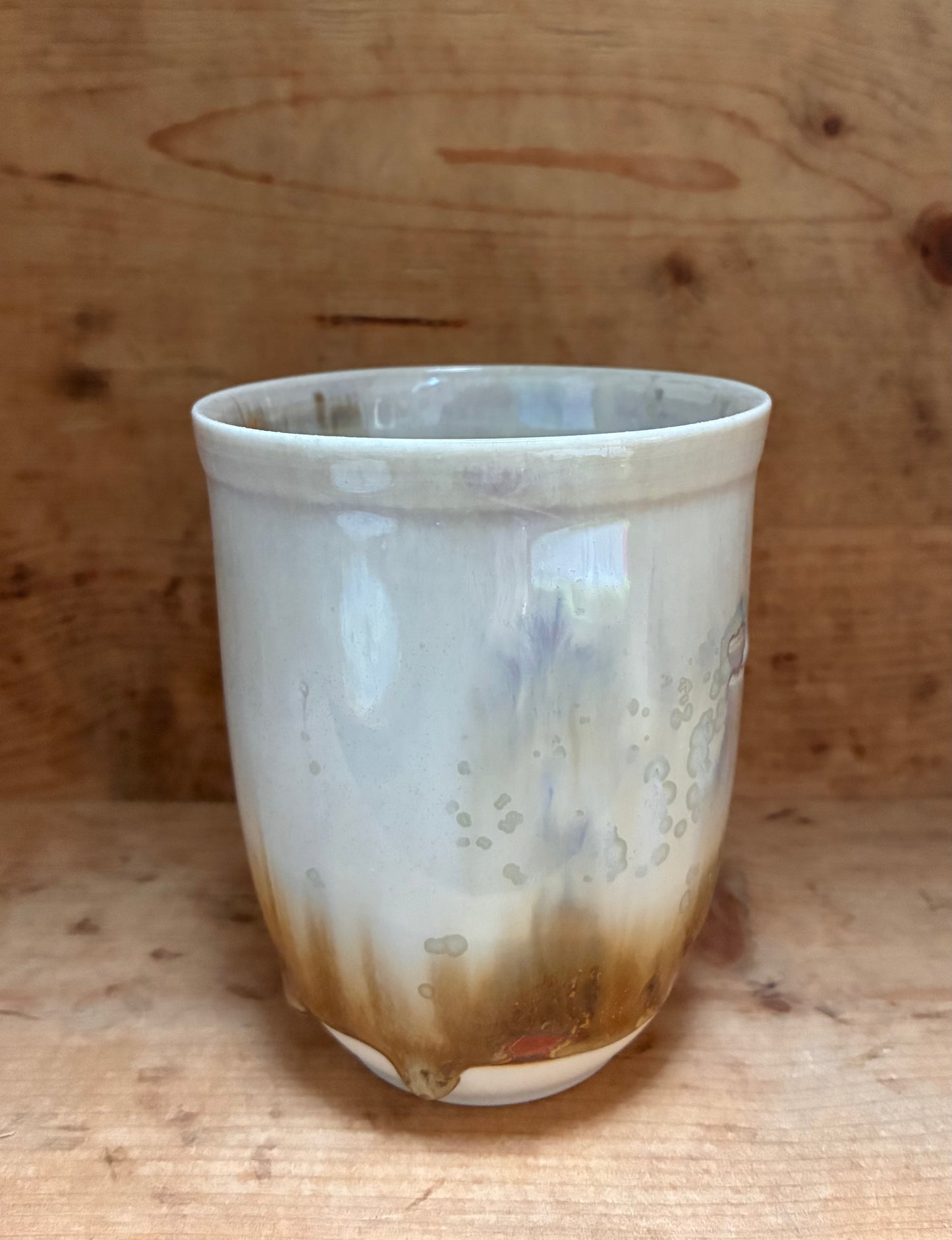 Unikt håndmalet landskabskrus