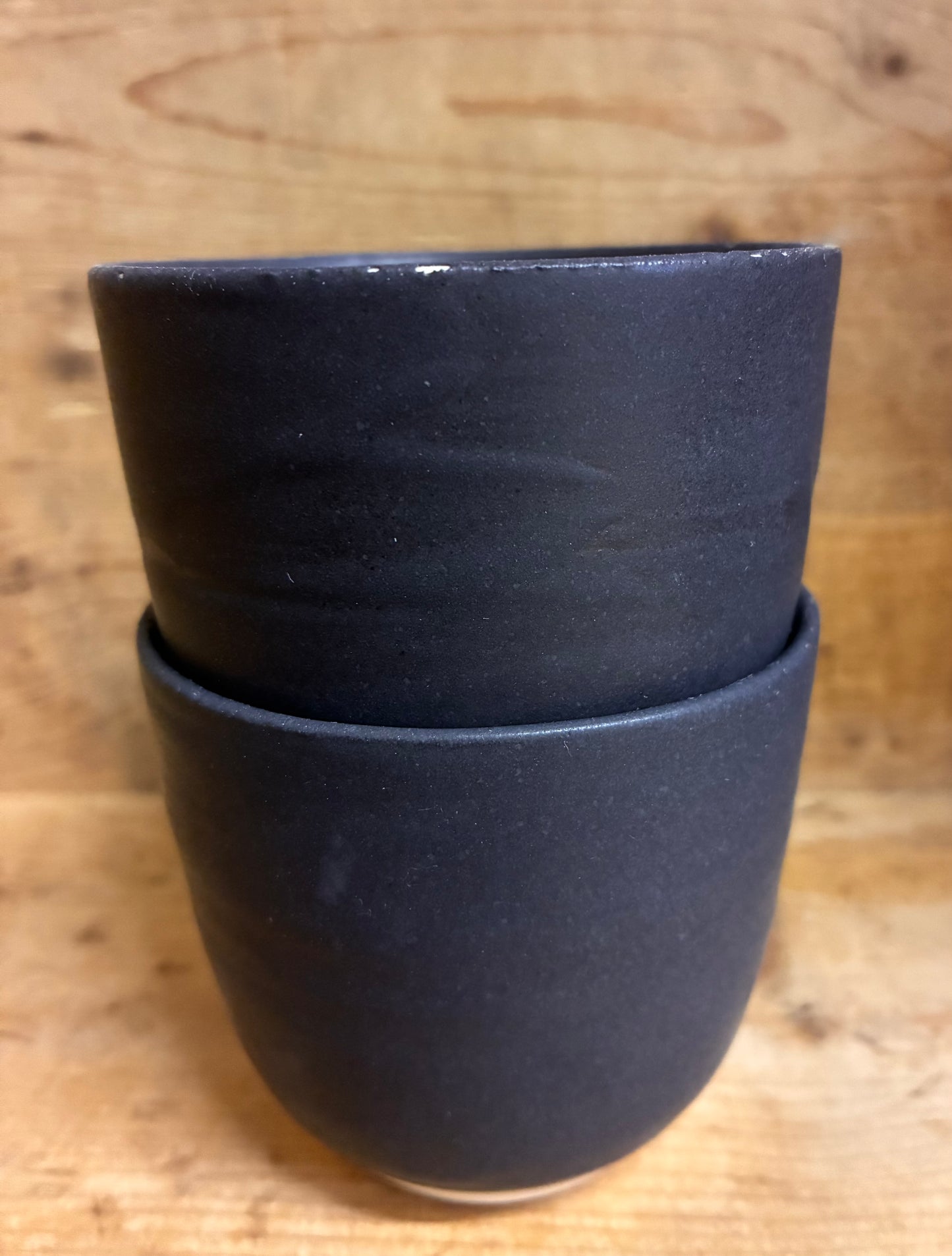 Håndmalet lille krus -mat sort