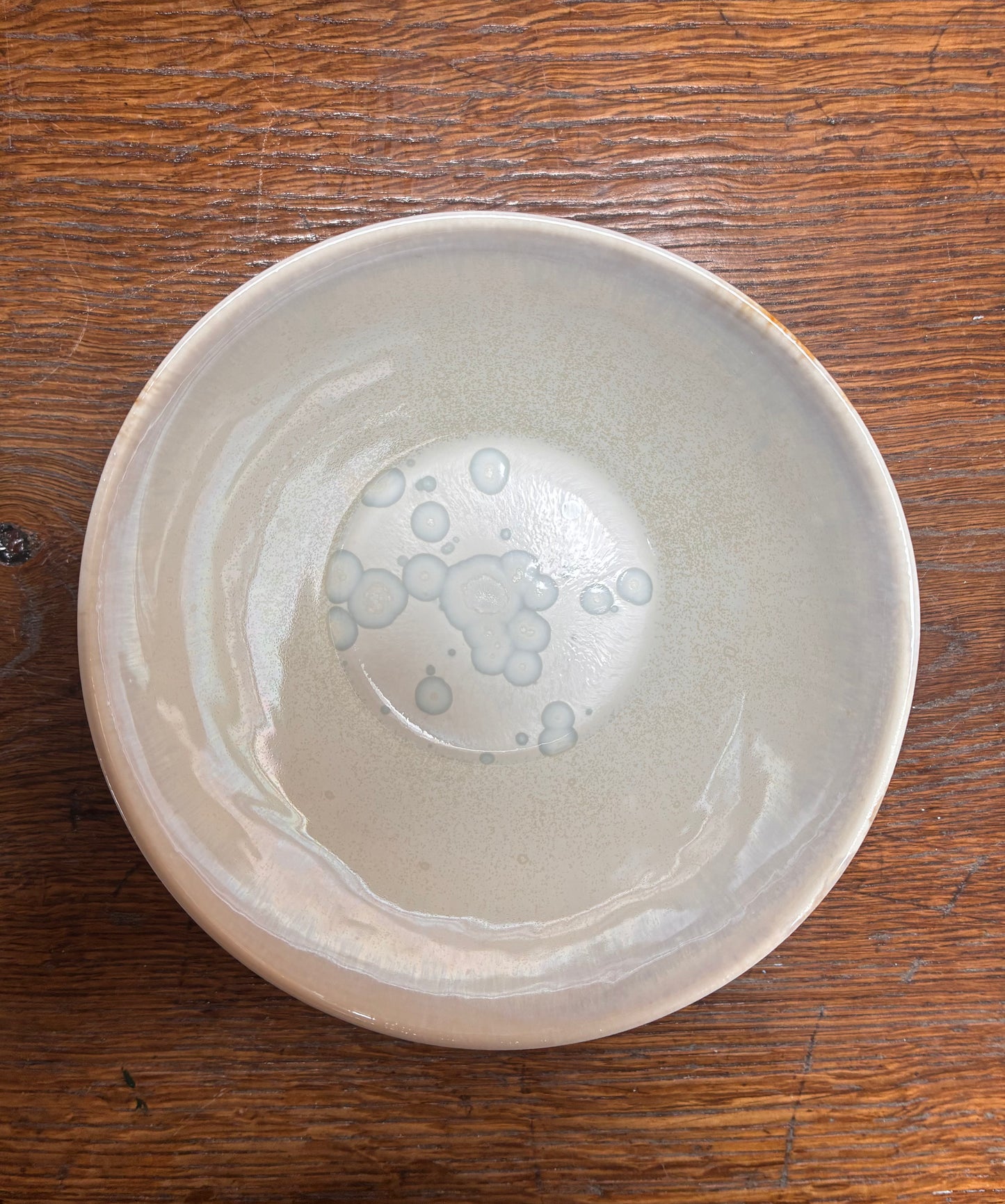 Unik håndmalet rustrød og krystalhvid spiseskål