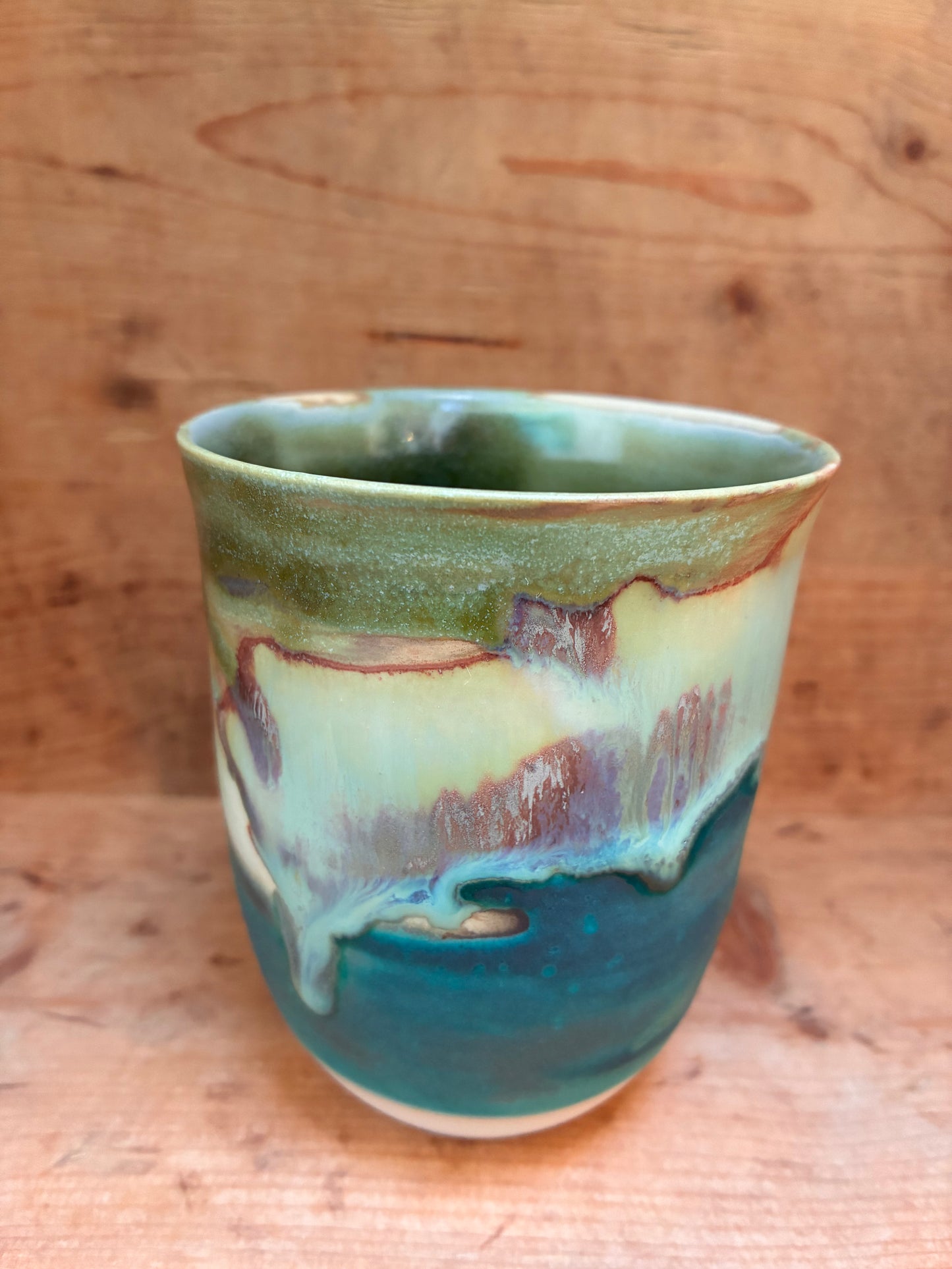 Unikt stort håndmalet landskabskrus